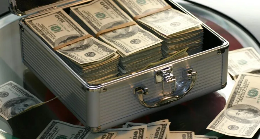 Planejamento financeiro para juntar R$100 mil e alcançar liberdade financeira em 2025.